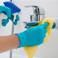 Come pulire la rubinetteria cromata del bagno