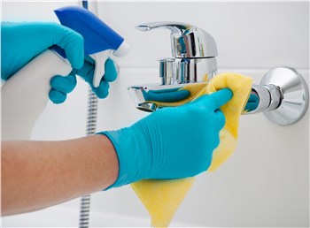 Come pulire la rubinetteria cromata del bagno